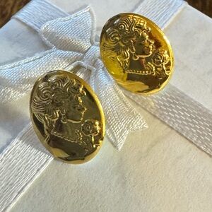 18k SAUDI Gold Cameo Stud Earrings